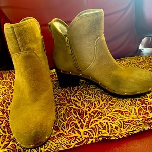 Uggs women suede shearling lined bootie size 10